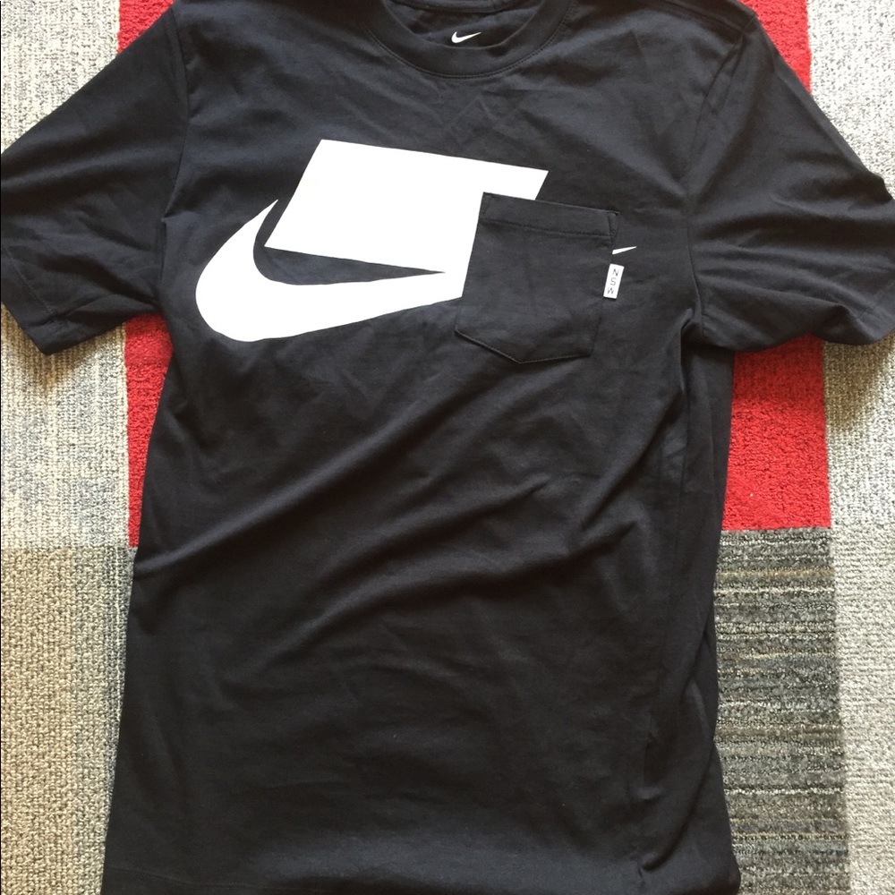 Nike nsw tees men’s small